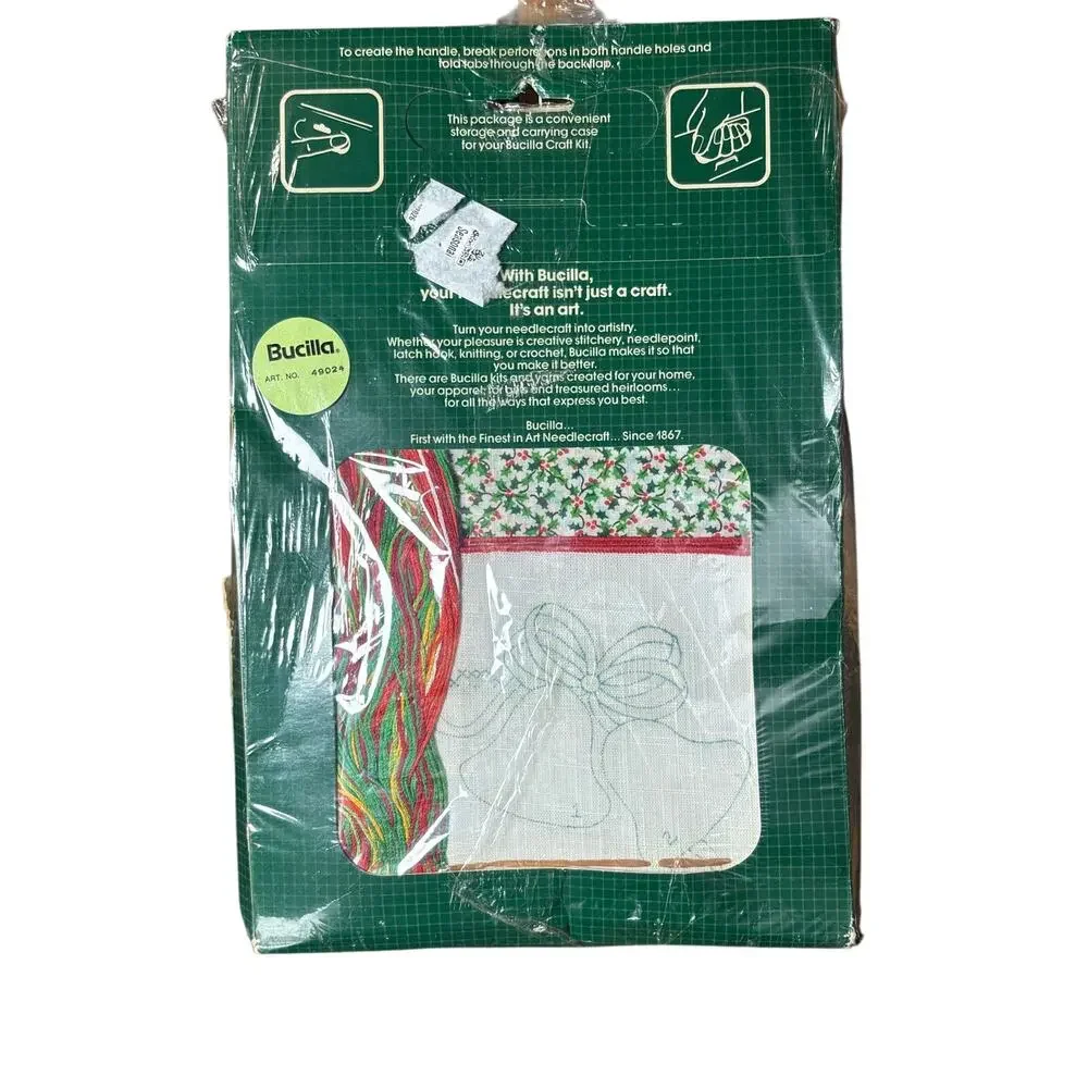 Bucilla Christmas Heirloom set of 4 Placemat Napkin- Unused- Embroidery Kit